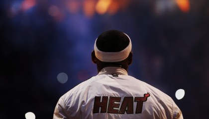 开云官网-深圳男篮出局，爵士备战NBA，亚冠远射击中门柱，阿贾克斯更衣室发声
